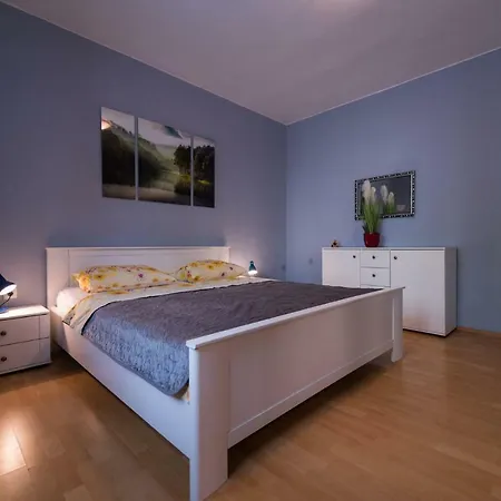 Mira * Biograd Na Moru